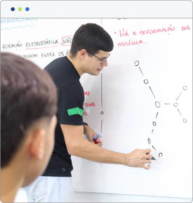 Professor ensinando química orgânica na escola em Natal/RN