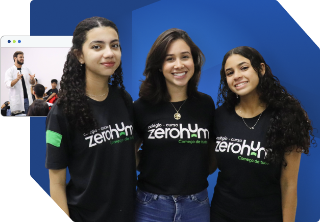 Alunas na escola em Natal/RN abraçadas e sorrindo