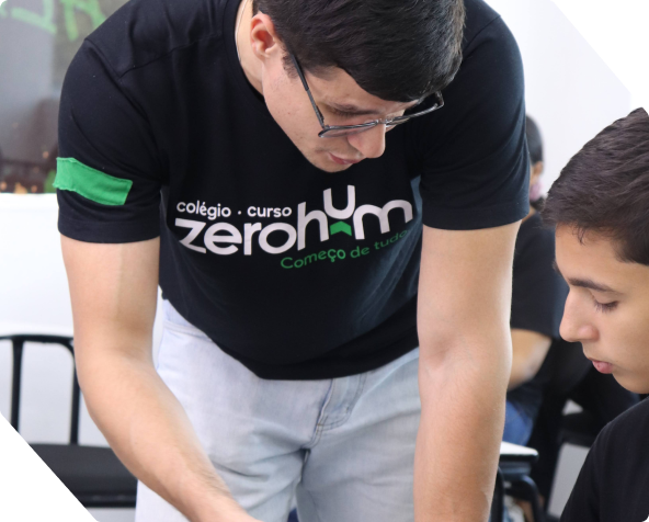 Professor auxiliando os alunos no aprendizado sobre matemática