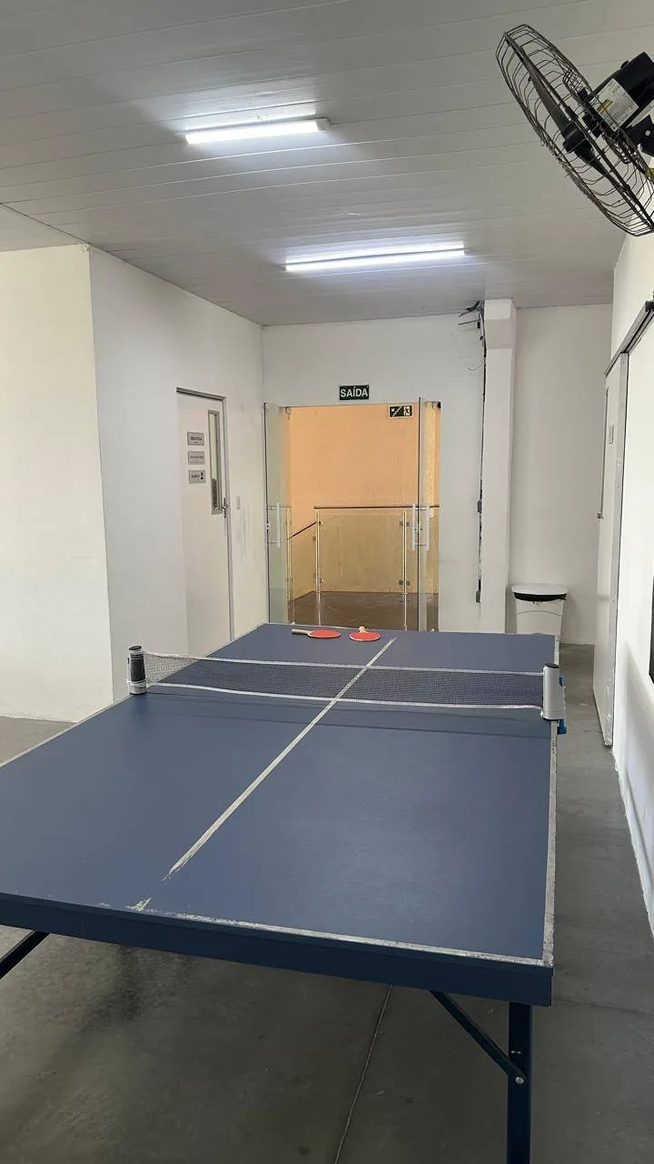 Mesa de tênis de mesa na área de recreação da unidade Parnamirim do Colégio Mentoria