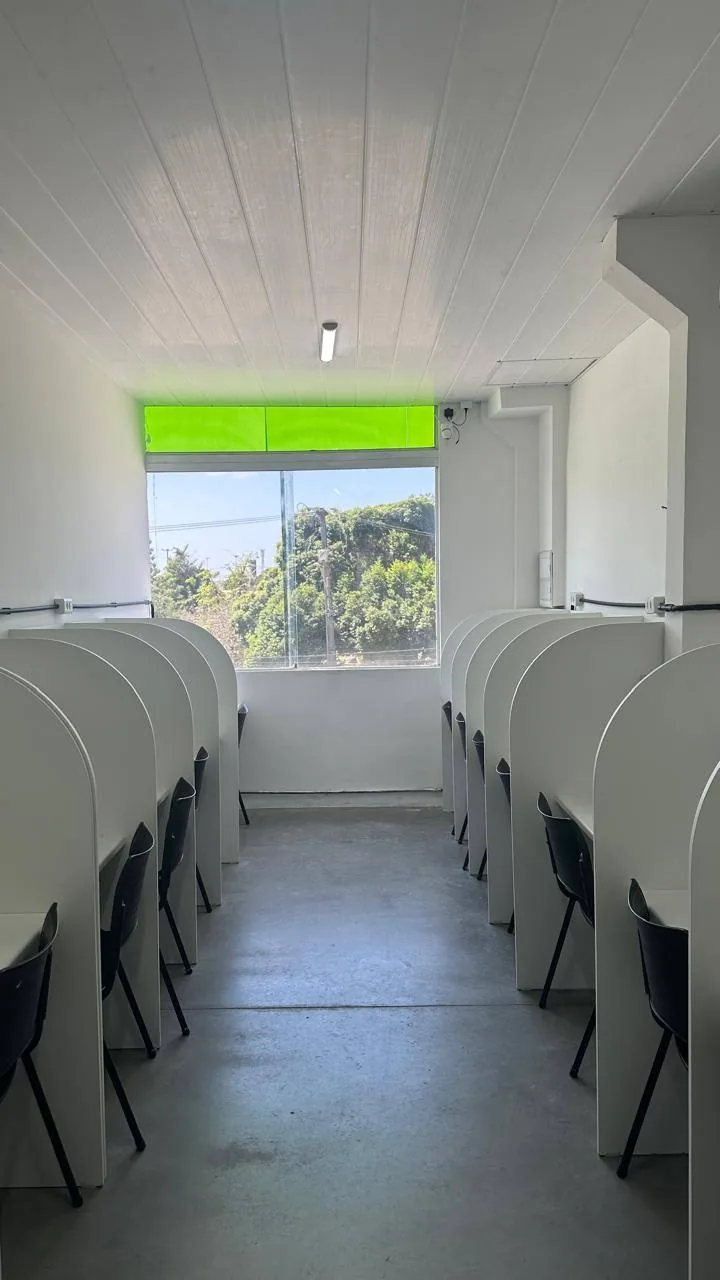 Cabines da sala de estudo individual da unidade Parnamirim do Colégio Mentoria